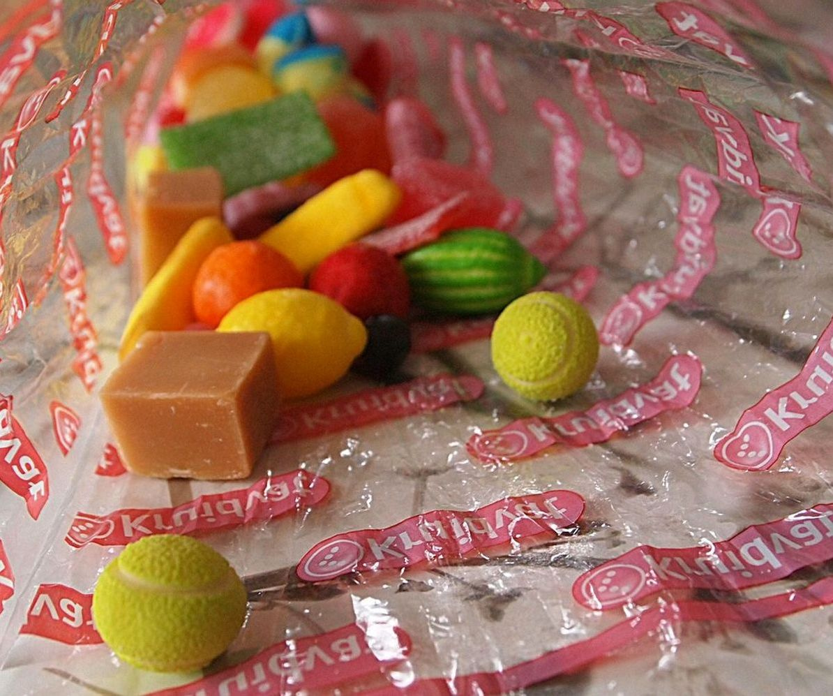 Vitrina de golosinas y bombones de chocolate artesanales